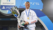 Cristiano Ronaldo avec son dernier trophée de la Super Coupe. 