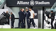 Spieler, Kameraleute, einfach alle sind da - obwohl sie wissen, dass Juves Gegner SSC Neapel nicht kommt