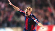 Koeman comemorando gol com a camisa do Barcelona