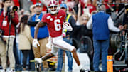 DeVonta Smith scores a touchdown against the LSU Tigers