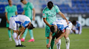 Les joueurs de Leganes abattus et réconfortés par les joueurs du Real. 