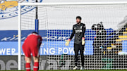 Leicester City v Liverpool - Premier League - Alisson tras su error.