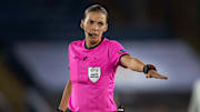 Stephanie Frappart lors de la rencontre d'Europa League entre Leicester et Zorya.