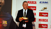 Hristo Stoichkov sosteniendo la Bota de Oro