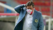 El entrenador Miguel Herrera se lamenta en un partido del América.
