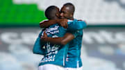 Jugadores del FC León celebran un gol ante las Chivas del Guadalajara.