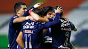 Jugadores de las Chivas del Guadalajara celebran un gol.