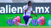 Bryan Angulo celebra un gol con Cruz Azul.