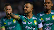 Luis Montes, celebra un gol con el FC León.