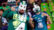 Los aficionados del Club León haciendo acto de presencia en el Estadio Nou Camp.