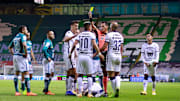 Jugadores de los Pumas UNAM reclaman una jugada al árbitro.