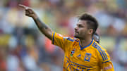 Rafael Sobis celebra un gol con los Tigres UANL.