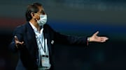 Ramón Díaz en acción, dirigiendo a Libertad de Paraguay en la Copa Libertadores.