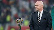 FIFA-Präsident Gianni Infantino mit Club-WM-Pokal: Er könnte einen wichtigen Schritt gehen