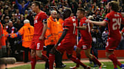 Gerade hat Lovren zum 4:3 gegen den BVB eingeköpft - und lässt sich von Mitspielern und Fans feiern
