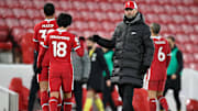 Jürgen Klopp klatscht mit Takumi Minamino ab.