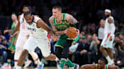 Daniel Theis y Kawhi Leonard disputan el balón