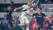 Zlatan Ibrahimovic ante la marca de dos rivales.