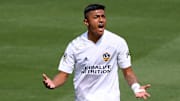 El jugador Julian Araujo en un partido del LA Galaxy.