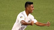 El último jugador que ha sido ligado con Chivas es el volante Efraín Álvarez del Galaxy de Los Ángeles de la Major League Soccer.