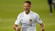 Javier Hernández celebra un gol con el LA Galaxy.