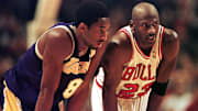 Los Angeles Lakers guard Kobe Bryant(L) and Chicag
