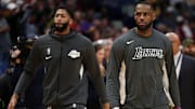 LeBron James y Anthony Davis en el calentamiento ante New Orleans Pelicans