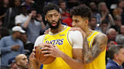 Anthony Davis (izq) escucha a su compañero Kyle Kuzma en partido NBA 2019 entre Lakers y Pelicans