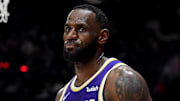 LeBron James continúa como líder de asistencias de la NBA