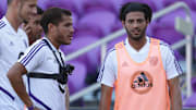 Jonathan Dos Santos y Carlos Vela concentrado con el equipo de la MLS All Stars
