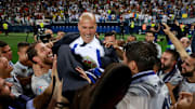 Zidane celebrando con el equipo merengue