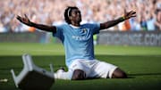 Emmanuel Adebayor célébrant un but devant les supporters d'Arsenal.
