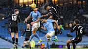 Aston Villa e Manchester City se enfrentam pela Premier League nesta quarta (21). Kevin De Bruyne teve lesão confirmada e é desfalque na partida.