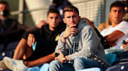 Aymeric Laporte en la grada en un amistoso del Manchester City