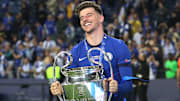 Mason Mount avec le trophée de la Ligue des Champions.