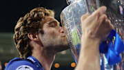 Marcos Alonso levantó la Orejona, muchos años después que su abuelo "Marquitos"