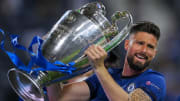 Olivier Giroud soulevant la Ligue des Champions. 