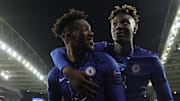 Callum Hudson-Odoi freut sich mit Tammy Abraham über den Champions-League-Triumph