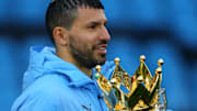 El Kun Agüero posando con el título de la Premier League