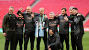 Treinador triunfa o seu quarto título seguido da Copa da Liga Inglesa.