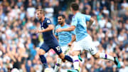 Kane perseguido por Laporte y Gundogan