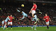Harry Maguire qui prend le dessus dans les airs un joueur d'Aston Villa