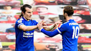 Caglar Soyuncu et James Maddison célèbrent le but du premier.