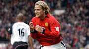 Manchester United's Diego Forlan celebra