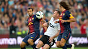 Mascherano y Puyol marcando a Rooney