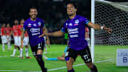 Camilo Sanvezzo celebra un gol con Mazatlán FC.
