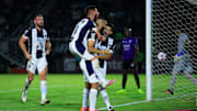 Jugadores de Rayados de Monterrey celebran un gol ante Mazatlán FC.