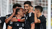 Jugadores de México celebran un gol.