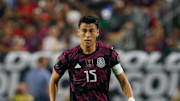 Héctor Moreno conduce el balón con la Selección Mexicana
