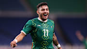 El jugador Alexis Vega celebra un gol con la selección mexicana.